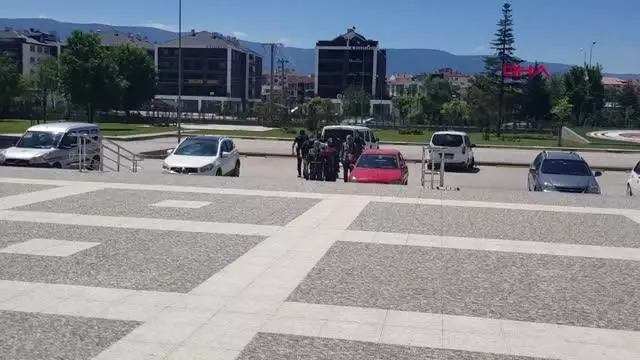 BOLU 17 YAŞINDAKİ GENCİN CEP TELEFONUNU GASP EDEN 3 KİŞİ YAKALANDI BOLU 17 YAŞINDAKİ GENCİN CEP TELEFONUNU GASP EDEN 3 KİŞİ YAKALANDI