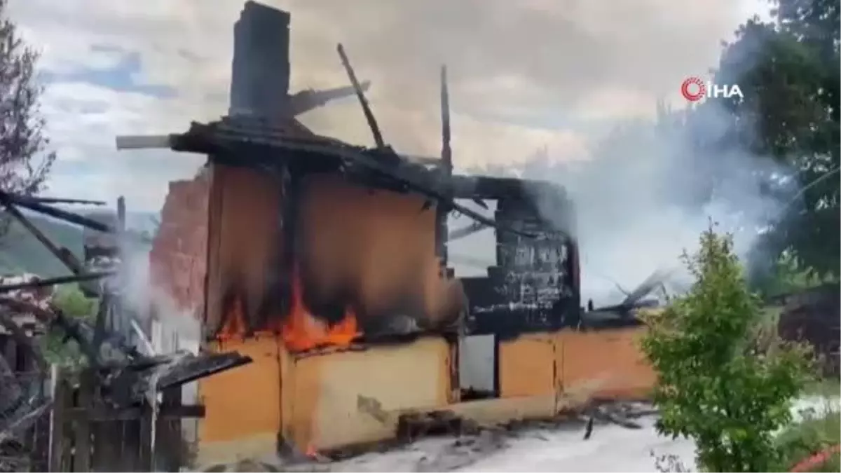 Çıkan yangında ahşap ev küle döndü... Yanan evini gözyaşlarıyla izledi
