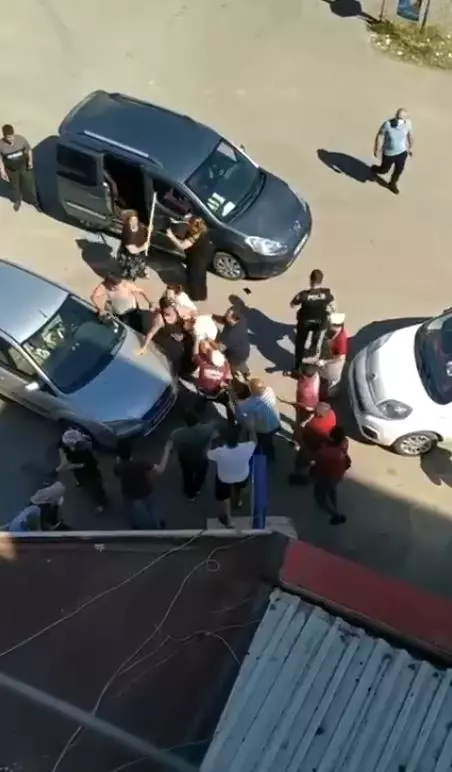 Çocuklar arasında çıkan tartışma tekmeli sopalı kavgaya dönüştü Çocuklar arasında çıkan tartışma tekmeli sopalı kavgaya dönüştü