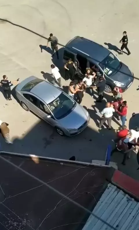 Çocuklar arasında çıkan tartışma tekmeli sopalı kavgaya dönüştü Çocuklar arasında çıkan tartışma tekmeli sopalı kavgaya dönüştü