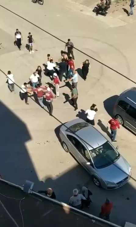 Çocuklar arasında çıkan tartışma tekmeli sopalı kavgaya dönüştü Çocuklar arasında çıkan tartışma tekmeli sopalı kavgaya dönüştü