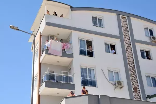 ANTALYA ÇOCUKLARIN KAVGASINA AİLELER KARIŞTI, POLİS BİBER GAZIYLA MÜDAHALE ETTİ ANTALYA ÇOCUKLARIN KAVGASINA AİLELER KARIŞTI, POLİS BİBER GAZIYLA MÜDAHALE ETTİ