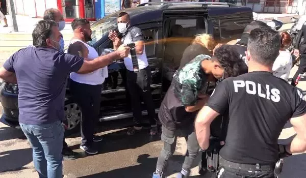 ANTALYA ÇOCUKLARIN KAVGASINA AİLELER KARIŞTI, POLİS BİBER GAZIYLA MÜDAHALE ETTİ ANTALYA ÇOCUKLARIN KAVGASINA AİLELER KARIŞTI, POLİS BİBER GAZIYLA MÜDAHALE ETTİ