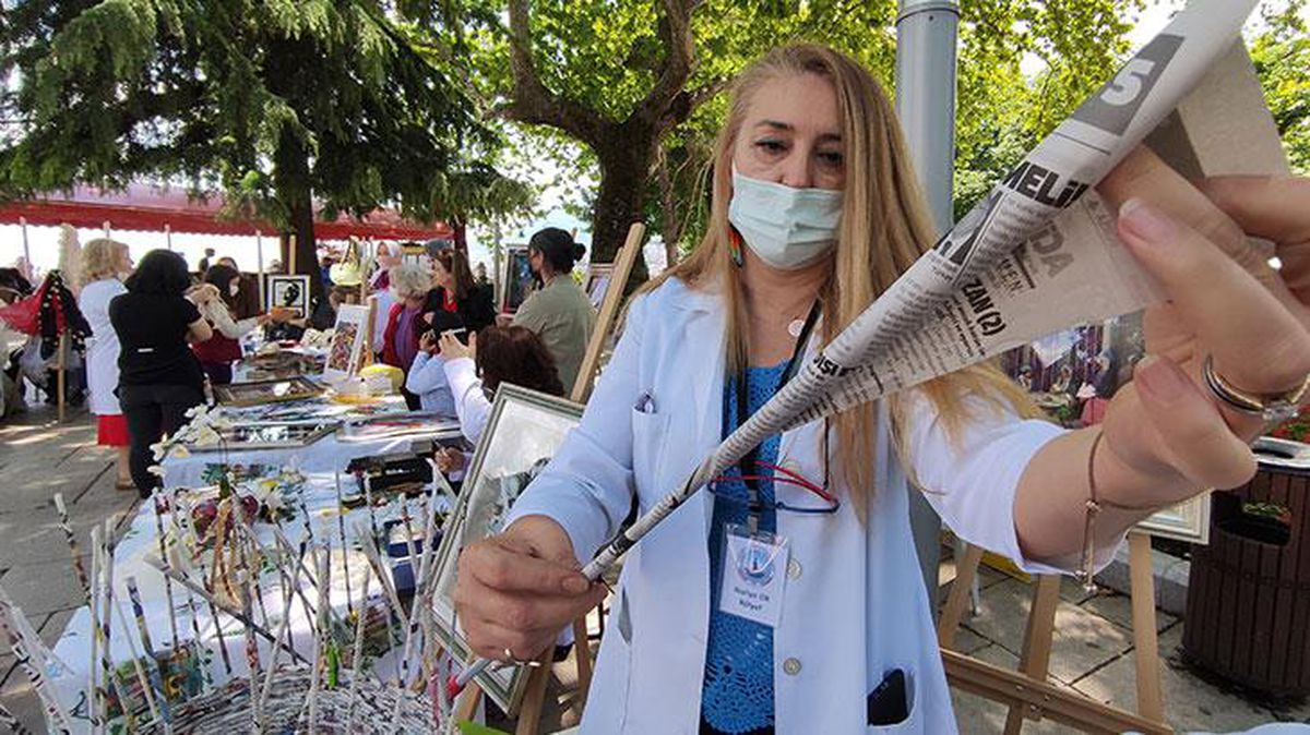 Çöpe atılacak gazeteden yaptıkları sepetlerin tanesini 100 liradan satıyorlar