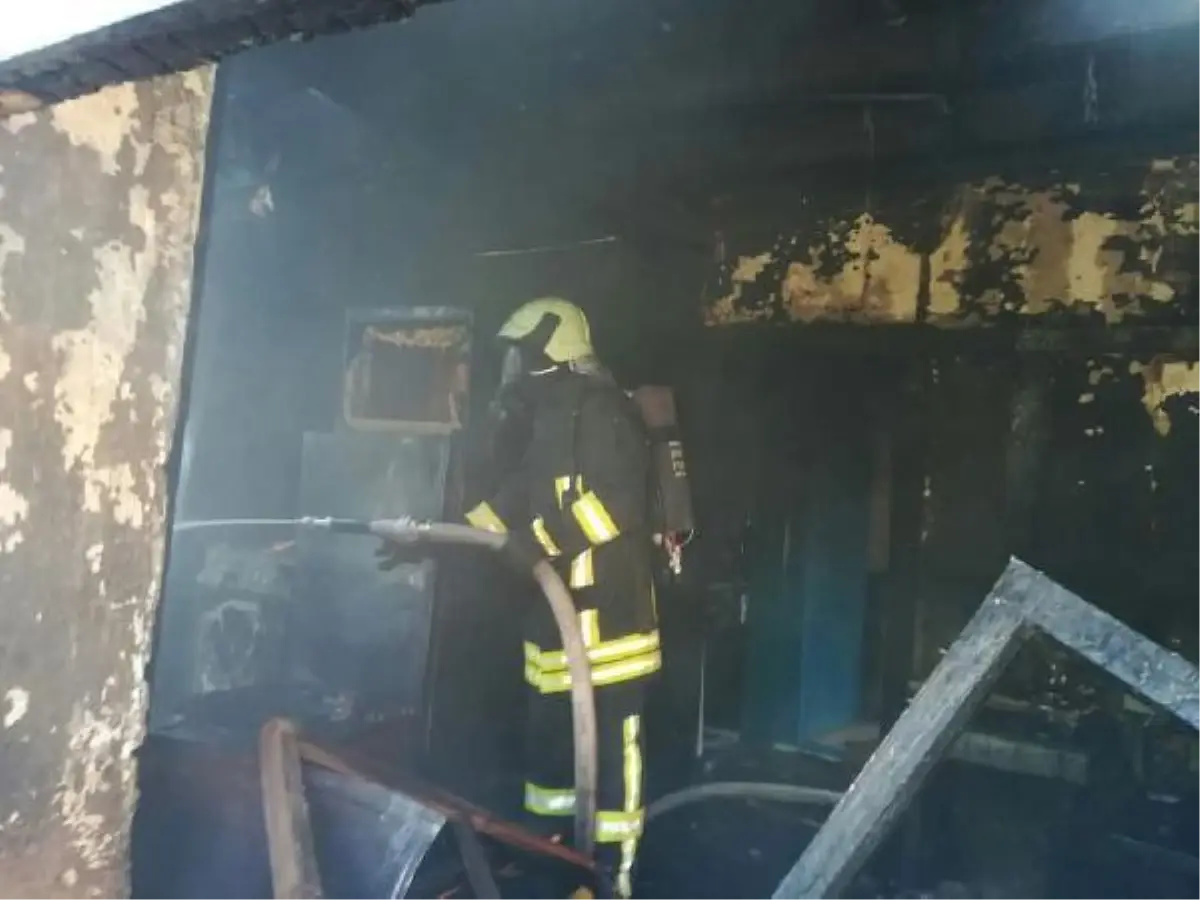Denizli'de iki katlı ev alevlere teslim oldu