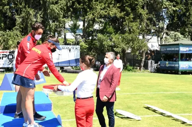 Dereceye giren okçulara ödülleri Vali Yazıcı tarafından verildi Dereceye giren okçulara ödülleri Vali Yazıcı tarafından verildi