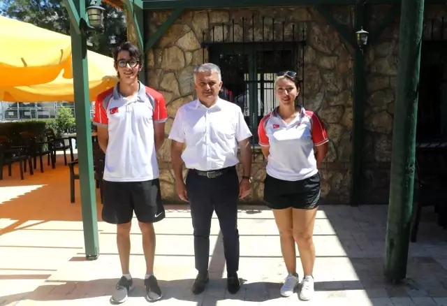 Dereceye giren okçulara ödülleri Vali Yazıcı tarafından verildi Dereceye giren okçulara ödülleri Vali Yazıcı tarafından verildi