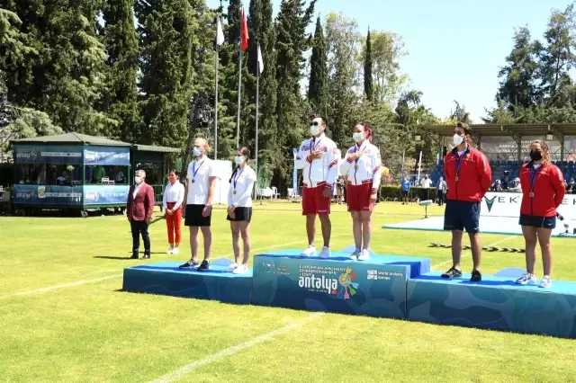 Dereceye giren okçulara ödülleri Vali Yazıcı tarafından verildi Dereceye giren okçulara ödülleri Vali Yazıcı tarafından verildi