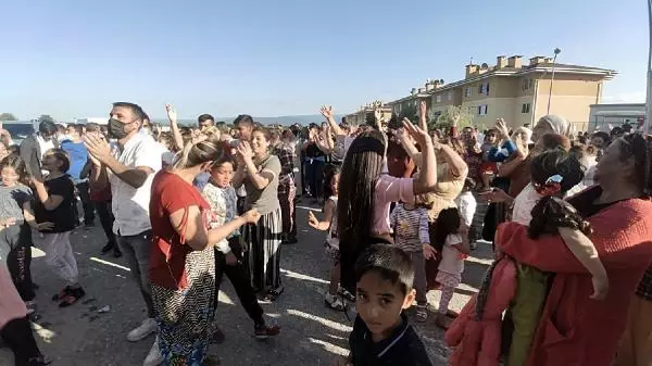 DÜZCE DESTEKLEDİKLERİ ADAYIN MUHTAR SEÇİLMESİNİ GÖBEK ATARAK KUTLADILAR DÜZCE DESTEKLEDİKLERİ ADAYIN MUHTAR SEÇİLMESİNİ GÖBEK ATARAK KUTLADILAR