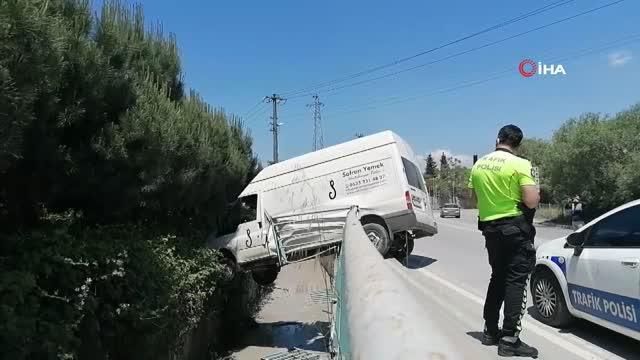 direksiyon hakimiyetini kaybetti dereye ucmak 4 14182474 o