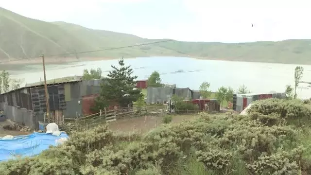 Doğu Anadolu'da muhtarlık seçimi için vatandaşlar sandık başında