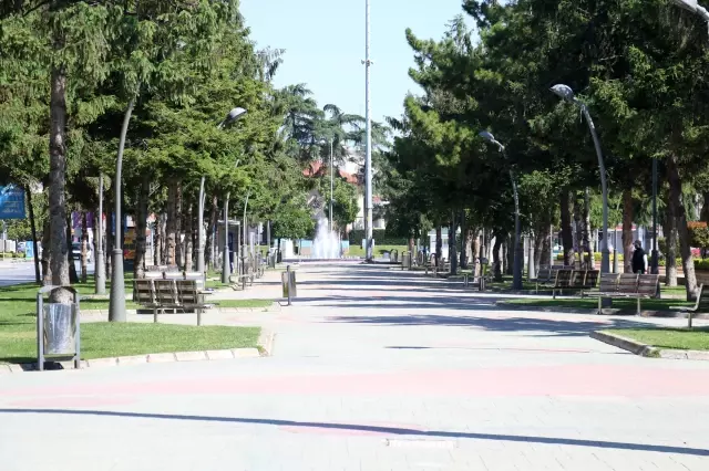 Sokağa çıkma kısıtlaması nedeniyle sakinlik yaşanıyor Sokağa çıkma kısıtlaması nedeniyle sakinlik yaşanıyor
