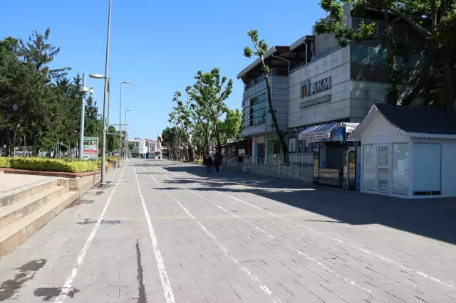 Sokağa çıkma kısıtlaması nedeniyle sakinlik yaşanıyor Sokağa çıkma kısıtlaması nedeniyle sakinlik yaşanıyor
