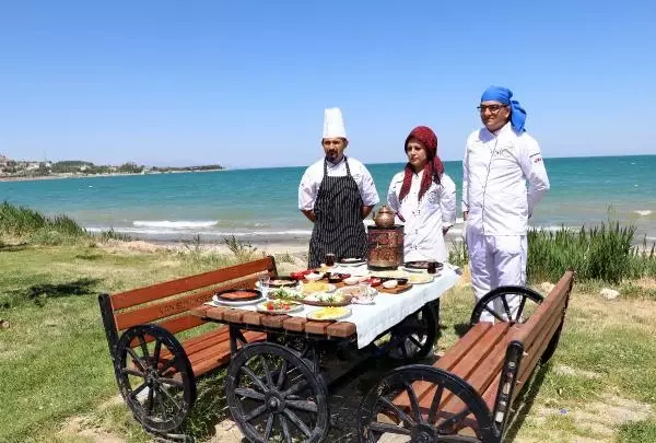 'Dünya Kahvaltı Günü'nde Van sahilinde kahvaltı 'Dünya Kahvaltı Günü'nde Van sahilinde kahvaltı