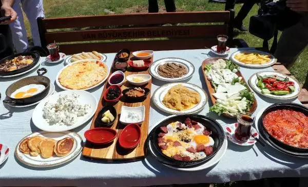'Dünya Kahvaltı Günü'nde Van sahilinde kahvaltı 'Dünya Kahvaltı Günü'nde Van sahilinde kahvaltı