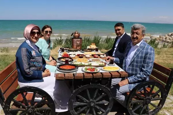 'Dünya Kahvaltı Günü'nde Van sahilinde kahvaltı 'Dünya Kahvaltı Günü'nde Van sahilinde kahvaltı