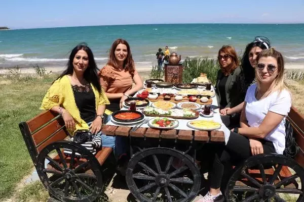 'Dünya Kahvaltı Günü'nde Van sahilinde kahvaltı 'Dünya Kahvaltı Günü'nde Van sahilinde kahvaltı