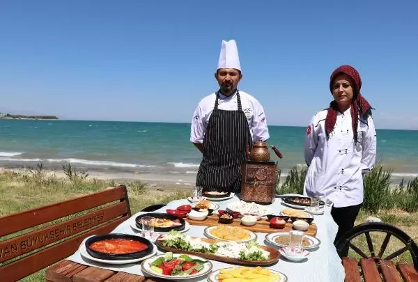 'Dünya Kahvaltı Günü'nde Van sahilinde kahvaltı 'Dünya Kahvaltı Günü'nde Van sahilinde kahvaltı