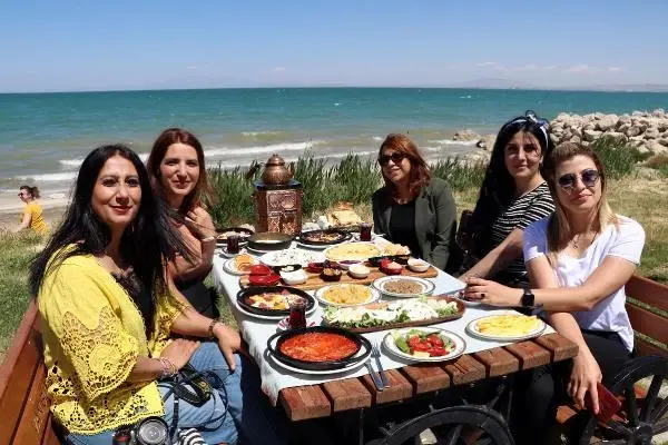 'Dünya Kahvaltı Günü'nde Van sahilinde kahvaltı 'Dünya Kahvaltı Günü'nde Van sahilinde kahvaltı