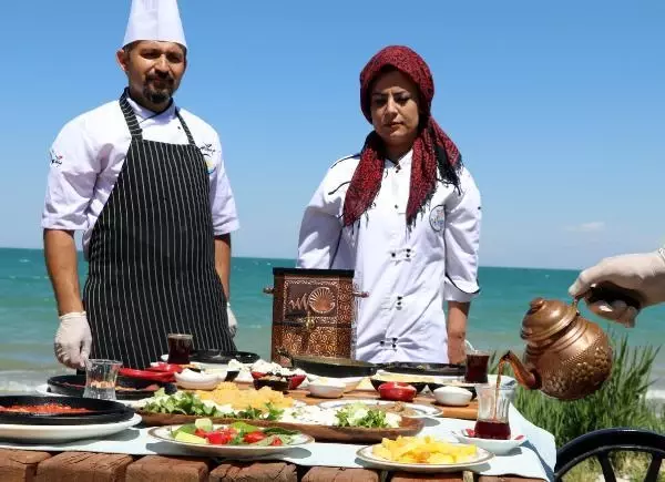 'Dünya Kahvaltı Günü'nde Van sahilinde kahvaltı 'Dünya Kahvaltı Günü'nde Van sahilinde kahvaltı