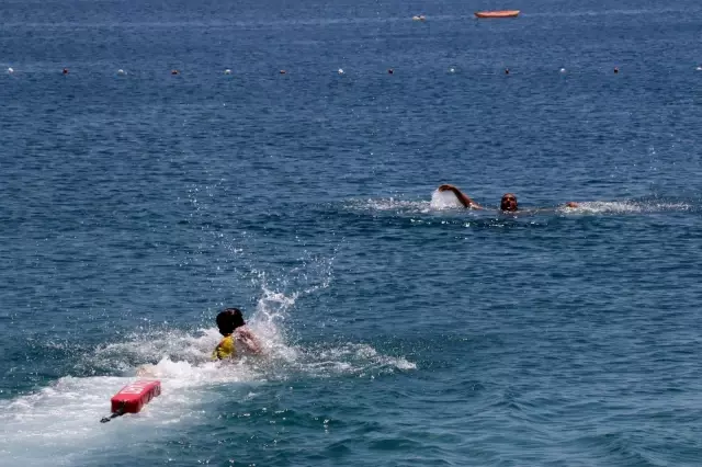 Dünyaca ünlü sahilin tek kadın cankurtaranı vatandaşların su üzerindeki her adımını izliyor Dünyaca ünlü sahilin tek kadın cankurtaranı vatandaşların su üzerindeki her adımını izliyor