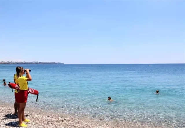 Dünyaca ünlü sahilin tek kadın cankurtaranı vatandaşların su üzerindeki her adımını izliyor Dünyaca ünlü sahilin tek kadın cankurtaranı vatandaşların su üzerindeki her adımını izliyor