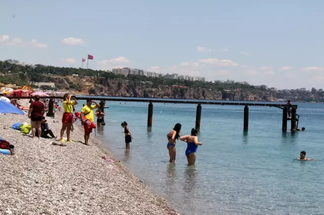 Dünyaca ünlü sahilin tek kadın cankurtaranı vatandaşların su üzerindeki her adımını izliyor Dünyaca ünlü sahilin tek kadın cankurtaranı vatandaşların su üzerindeki her adımını izliyor