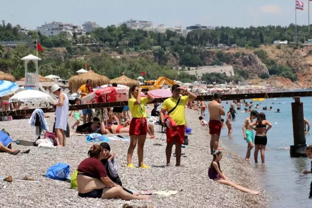 Dünyaca ünlü sahilin tek kadın cankurtaranı vatandaşların su üzerindeki her adımını izliyor Dünyaca ünlü sahilin tek kadın cankurtaranı vatandaşların su üzerindeki her adımını izliyor
