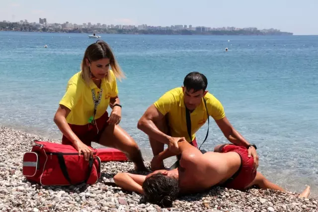 Dünyaca ünlü sahilin tek kadın cankurtaranı vatandaşların su üzerindeki her adımını izliyor Dünyaca ünlü sahilin tek kadın cankurtaranı vatandaşların su üzerindeki her adımını izliyor
