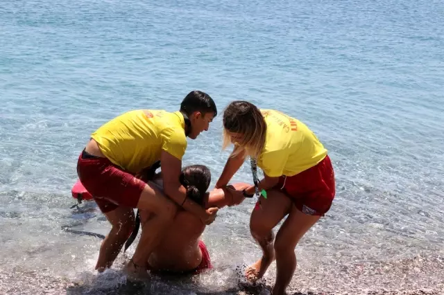 Dünyaca ünlü sahilin tek kadın cankurtaranı vatandaşların su üzerindeki her adımını izliyor Dünyaca ünlü sahilin tek kadın cankurtaranı vatandaşların su üzerindeki her adımını izliyor