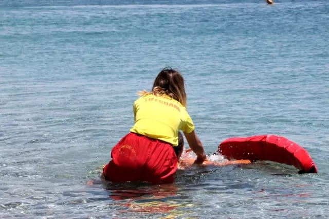 Dünyaca ünlü sahilin tek kadın cankurtaranı vatandaşların su üzerindeki her adımını izliyor Dünyaca ünlü sahilin tek kadın cankurtaranı vatandaşların su üzerindeki her adımını izliyor
