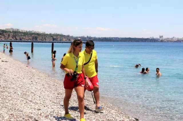 Dünyaca ünlü sahilin tek kadın cankurtaranı vatandaşların su üzerindeki her adımını izliyor Dünyaca ünlü sahilin tek kadın cankurtaranı vatandaşların su üzerindeki her adımını izliyor