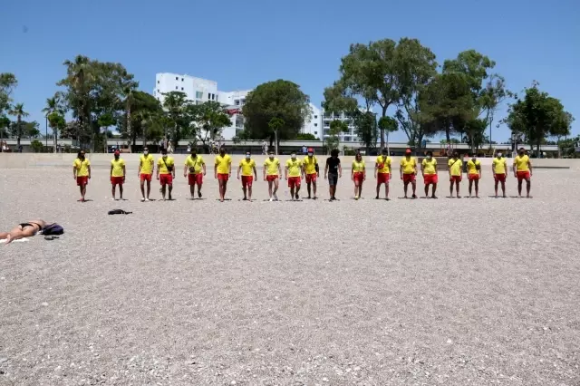Dünyaca ünlü sahilin tek kadın cankurtaranı vatandaşların su üzerindeki her adımını izliyor Dünyaca ünlü sahilin tek kadın cankurtaranı vatandaşların su üzerindeki her adımını izliyor