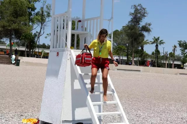Dünyaca ünlü sahilin tek kadın cankurtaranı vatandaşların su üzerindeki her adımını izliyor Dünyaca ünlü sahilin tek kadın cankurtaranı vatandaşların su üzerindeki her adımını izliyor