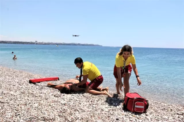 Dünyaca ünlü sahilin tek kadın cankurtaranı vatandaşların su üzerindeki her adımını izliyor Dünyaca ünlü sahilin tek kadın cankurtaranı vatandaşların su üzerindeki her adımını izliyor