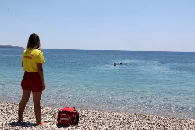 Dünyaca ünlü sahilin tek kadın cankurtaranı vatandaşların su üzerindeki her adımını izliyor Dünyaca ünlü sahilin tek kadın cankurtaranı vatandaşların su üzerindeki her adımını izliyor