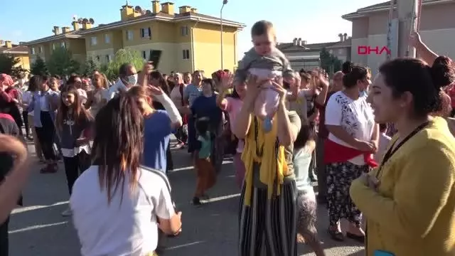 DÜZCE DESTEKLEDİKLERİ ADAYIN MUHTAR SEÇİLMESİNİ GÖBEK ATARAK KUTLADILAR DÜZCE DESTEKLEDİKLERİ ADAYIN MUHTAR SEÇİLMESİNİ GÖBEK ATARAK KUTLADILAR