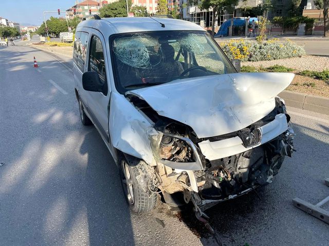 Elazığ'da otomobil ile hafif ticari araç çarpıştı: 3 yaralı Elazığ'da otomobil ile hafif ticari araç çarpıştı: 3 yaralı