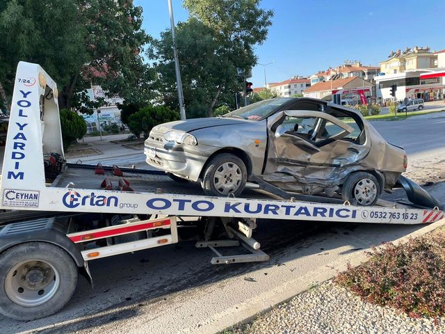 Elazığ'da otomobil ile hafif ticari araç çarpıştı: 3 yaralı Elazığ'da otomobil ile hafif ticari araç çarpıştı: 3 yaralı