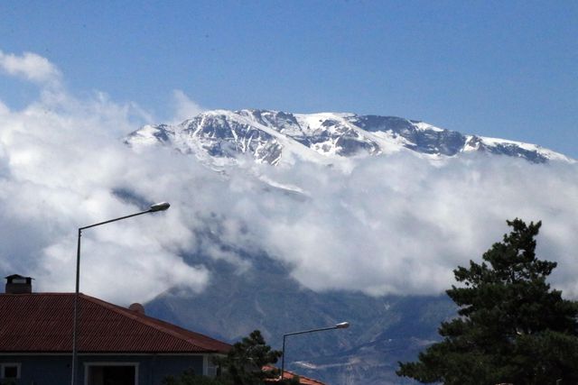 Erzincan'daki Esence ve Munzur dağları haziranda beyaza büründü Erzincan'daki Esence ve Munzur dağları haziranda beyaza büründü