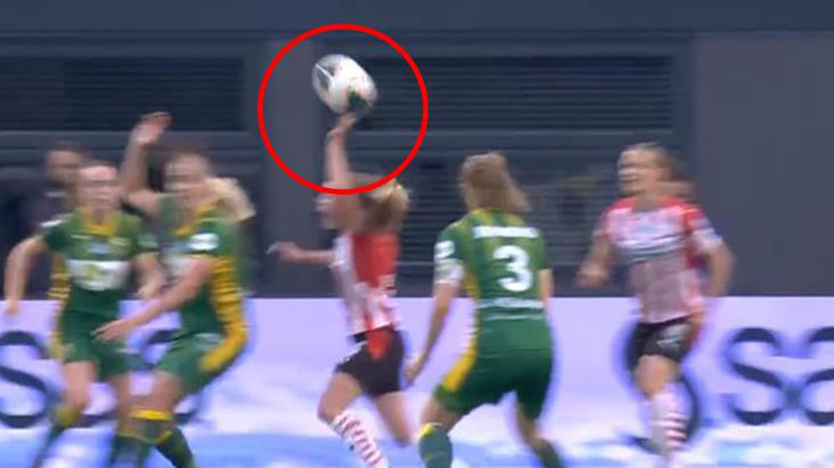 Futbol tarihinde böylesi görülmedi! Hakeme itiraz etmek isterken penaltıya sebep oldu