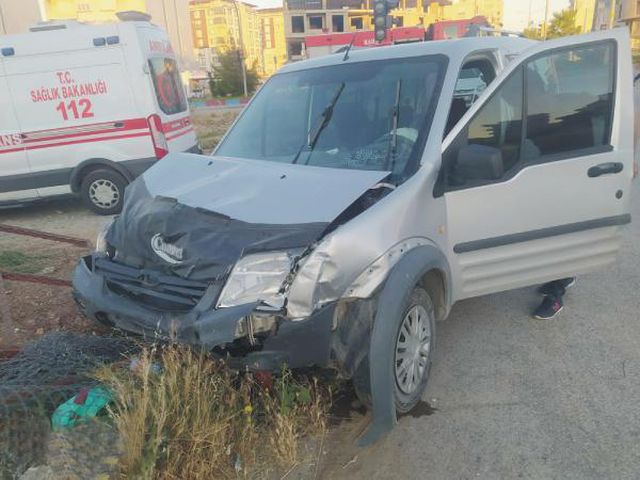 Hafif ticari araç ile otomobil çarpıştı: 3'ü çocuk 9 yaralı Hafif ticari araç ile otomobil çarpıştı: 3'ü çocuk 9 yaralı