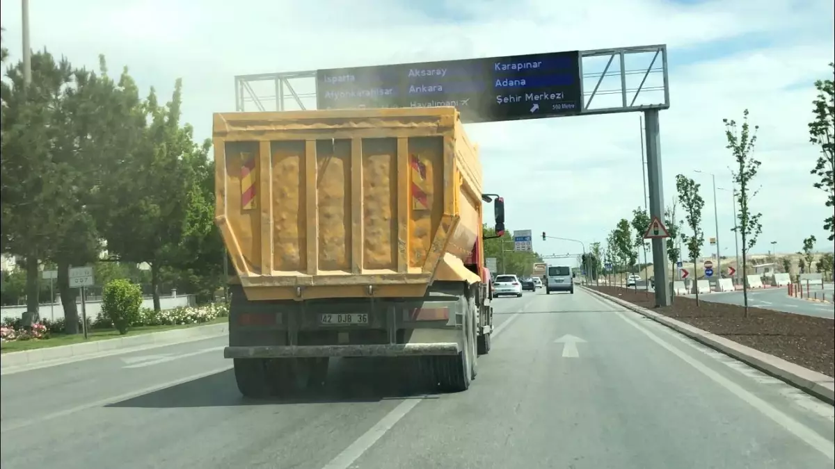 Hafriyat kamyonundan yola saçılan toz sürücülere zor anlar yaşattı