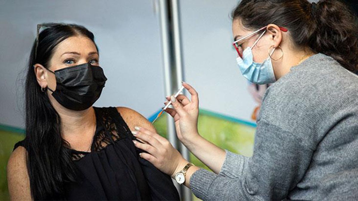 İsrail'de kapalı alanlarda da maske takma zorunluluğu kaldırılıyor