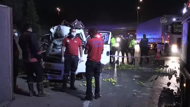 Kamyon ile kamyonet çarpıştı: 1 ölü, 3 yaralı Kamyon ile kamyonet çarpıştı: 1 ölü, 3 yaralı