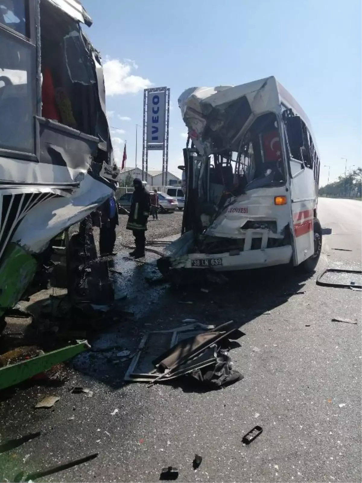 kayseri de belediye otobusu halk otobusune carpti 2 yarali