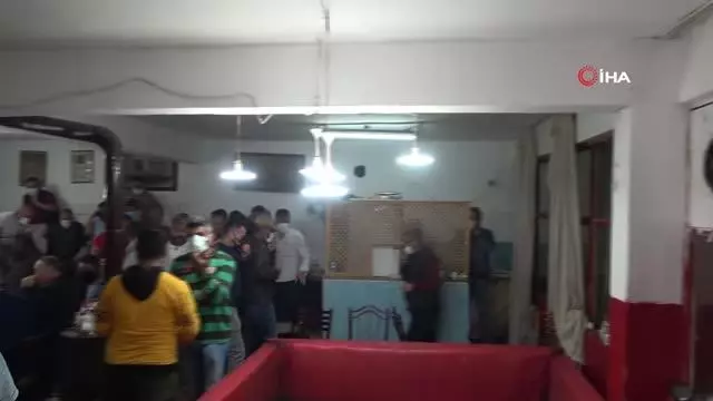 Son Dakika | Kırıkkale'de horoz dövüşü baskını kamerada: 69 kişiye 431 bin 250 lira ceza Son Dakika | Kırıkkale'de horoz dövüşü baskını kamerada: 69 kişiye 431 bin 250 lira ceza