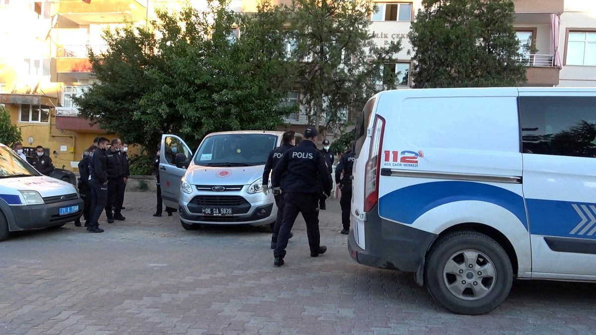 Kocası tarafından boğazından bıçaklanan kadın hayatını kaybetti