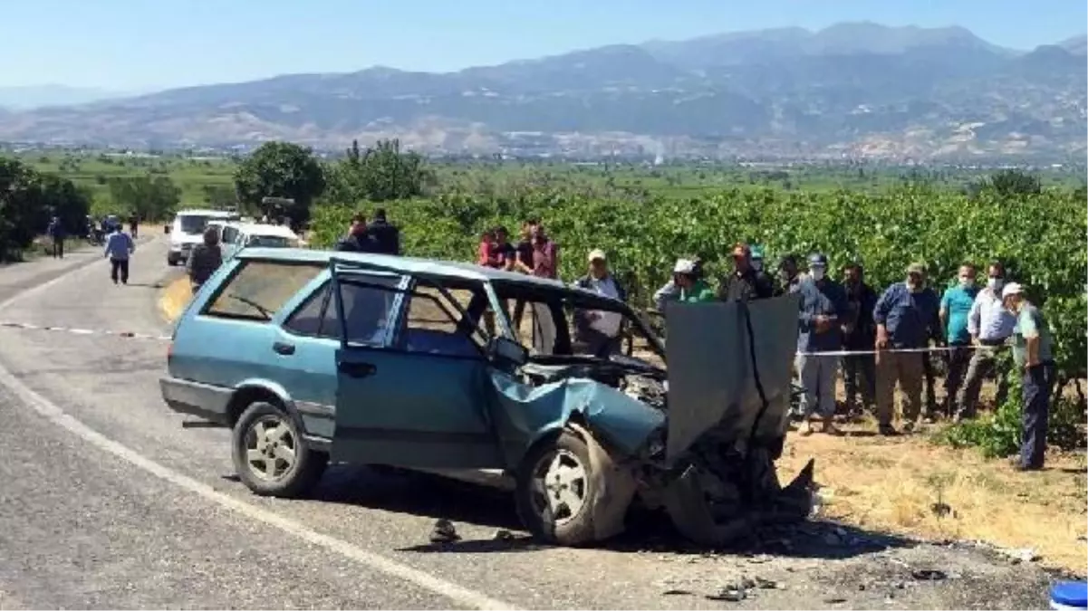 Manisa'da kaza; otomobildeki çift öldü