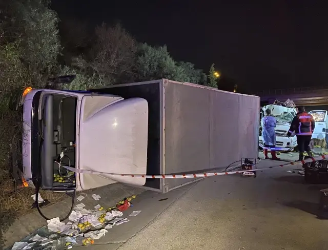 Kamyon ile kamyonet çarpıştı: 1 ölü, 3 yaralı Kamyon ile kamyonet çarpıştı: 1 ölü, 3 yaralı
